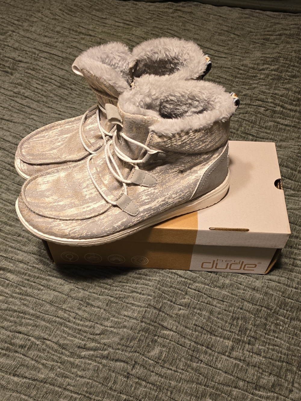 Brand New Size 7 Hey Dude Women's Winter Plush-Lined Ankle Boots in Light Gray